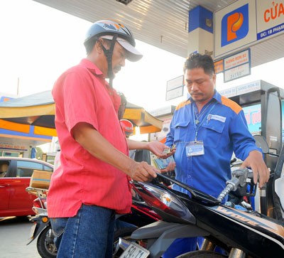 Petrol price reduces VND450-1,140 a liter on November 22 (Photo: SGGP) Petrol price reduces VND450-1,140 a liter on November 22 (Photo: SGGP)
